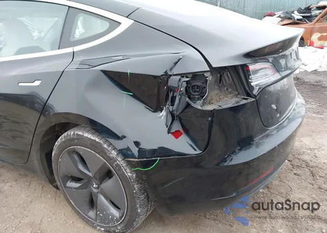 2018 Tesla Model 3 Long Range/Performance z USA, uszkodzony, nr VIN 5YJ3E1EB2JF085439